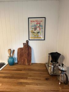 a kitchen with a wooden cutting board and a picture on the wall at Hus med sentral beliggenhet in Tysvær