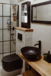 LazarevacにあるUzivancijaのバスルーム(木製カウンターの黒い洗面台付)