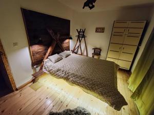 En eller flere senge i et værelse på Uzivancija