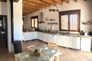eine Küche mit einem Tisch und einer Obstschale darauf in der Unterkunft CASA RURAL EN BOSQUE DE PALMERAS in Alberche del Caudillo