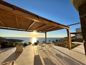 un patio con sillas y vistas al océano en Blue Sea Villa, en Serifos Chora