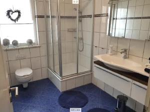 Ένα μπάνιο στο Ferienwohnung Wesergarten +18 φωτογραφίες