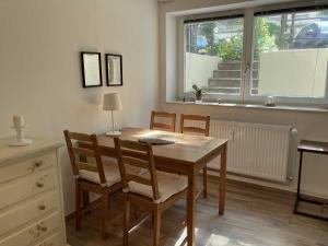 a table and chairs in a room with a window at Hamburg City Homes in Hamburg