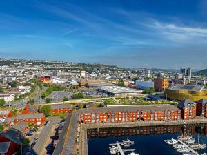 eine Luftansicht einer Stadt mit Hafen in der Unterkunft Stunning Ocean & City View APT in Swansea