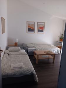 sala de estar con 2 camas y sofá en Apartman Dunav, en Vukovar