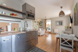 una cucina e un soggiorno con tavolo e sedie di Home Sweet Home - 20 Minuten ins Zentrum und Garage a Vienna