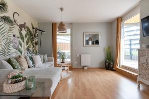 un soggiorno con un divano e un tavolo di Home Sweet Home - 20 Minuten ins Zentrum und Garage a Vienna