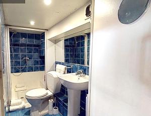 a bathroom with a toilet and a sink at Spacious 3 bed apartment in the heart of Nice in Nice +16 photos