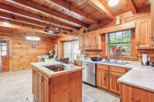eine Küche mit Holzwänden und Holzschränken in der Unterkunft Cabin Bliss - Just 1 Mile from Lake Lanier in Oscarville