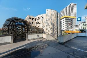 un ponte nel centro di una città con edifici alti di Home Sweet Home - 20 Minuten ins Zentrum und Garage a Vienna