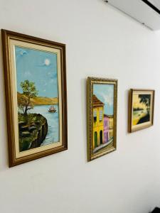 Grupa trzech obrazów wiszących na ścianie w obiekcie MRG Bavária 1D Próximo ao centro Gramado w mieście Gramado