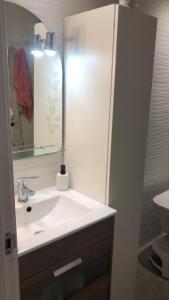 a bathroom with a white sink and a mirror at Cozy room in a shared apartment near the See Port Valencia in Valencia