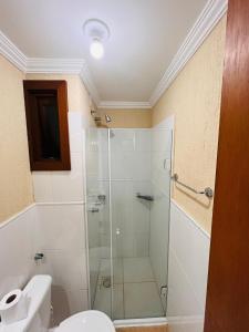 a bathroom with a shower and a toilet at MRG Bavária 1D Próximo ao centro Gramado in Gramado