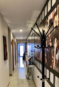 einen Flur mit ein paar Bildern an der Wand in der Unterkunft Iris House AL Azores in Ponta Delgada