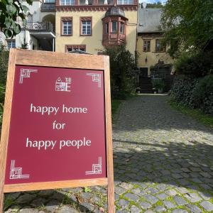 a sign that says happy home for happy people at Haus Till E in Zell an der Mosel