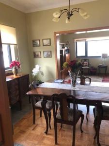 ein Esszimmer mit einem Holztisch und Stühlen in der Unterkunft Monte Carmelo Country House 