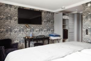 una camera con letto e TV a parete di Bauergården a Gränna
