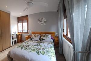 Un dormitorio con una cama grande y una ventana en Dinosaur House, en Coll de Nargó
