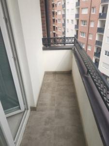 een trap in een gebouw met een balkon bij URBAN1 Ferizaj City in Ferizaj