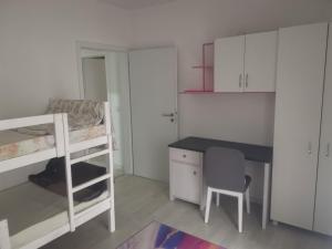 een kleine kamer met een bureau en een stapelbed bij URBAN1 Ferizaj City in Ferizaj