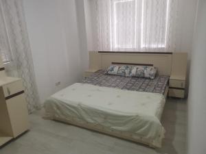een slaapkamer met een bed in een kamer met een raam bij URBAN1 Ferizaj City in Ferizaj