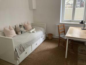 a bedroom with a bed with a teddy bear on it at Hamburg City Homes in Hamburg