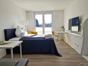 a hotel room with a bed and a window at Stadt-Appartement CityLife in Bielefeld