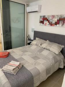 Una cama o camas en una habitación de SUPERBE STUDIO COSY LES PIEDS DANS L'EAU 35 fotos más