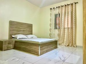 een slaapkamer met een groot bed en een raam bij Villa avec piscine in Somone