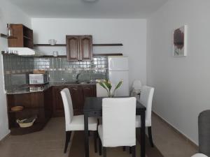 Η κουζίνα ή μικρή κουζίνα στο Calima +2 φωτογραφίες
