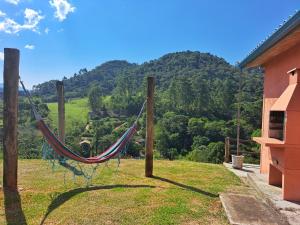 a hammock with a view of a mountain at Pousada Vale das Araucárias in Santo Antônio do Pinhal