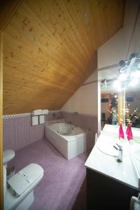 a bathroom with a tub and a toilet and a sink at Apartamento Santa Bárbara in Castilleja de la Cuesta