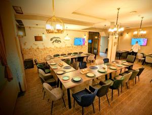 comedor grande con mesa larga y sillas en Pine & Wine Sauna Apartment, en Pamporovo