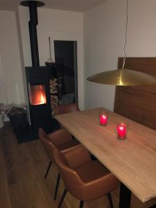 - une salle à manger avec une table et un poêle à bois dans l'établissement Sonnendurchflutete Familienwohnung, à Platta