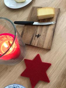 ein Holzschnitttafel mit einem Stück Käse und einem Stern in der Unterkunft Sonnendurchflutete Familienwohnung in Platta