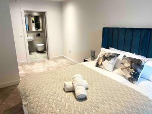 מיטה או מיטות בחדר ב-luxury 2 king bedroom City centre