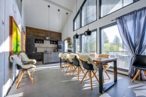 HimosLuksushuvila Villa Marvik的餐厅里有一张桌子和几把椅子