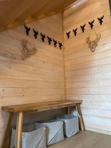 Cette chambre est dotée d'un mur en bois et d'une table en bois. dans l'établissement Chalet Tjaffers lodge, à Durbuy