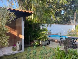 a backyard with a swimming pool and a house at Casa em mangaratiba in Mangaratiba