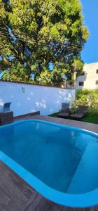 曼加拉蒂巴的住宿－Casa em mangaratiba，木制甲板上的大型蓝色游泳池