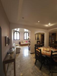 Casa em mangaratiba في مانغاراتيبا: غرفة معيشة مع طاولة وغرفة طعام