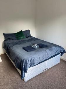 een slaapkamer met een bed met een blauw dekbed bij Spacious 2 Bedroom City Centre Apartment by Cloud Suites in Manchester
