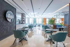a restaurant with green chairs and tables in a room at Three Bedroom furnished apartment in north Riyadh - شقه 3 غرف مميزه ومتكامله في شمال الرياض مع مرافق فريده in Riyadh