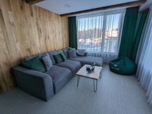 A seating area at Pine & Wine Sauna Apartment