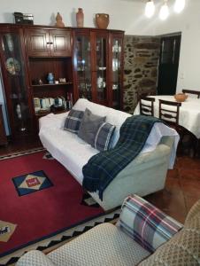ein Wohnzimmer mit einem Sofa und einem Tisch in der Unterkunft Casa Penafalcão in Castelo Branco