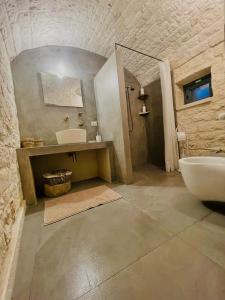 uma casa de banho com um lavatório e um WC num quarto em Scardino Trulli em Locorotondo