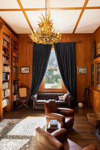 ein Wohnzimmer mit einem Sofa und einem Fenster in der Unterkunft Mt Vernon Villa in  Waipukurau