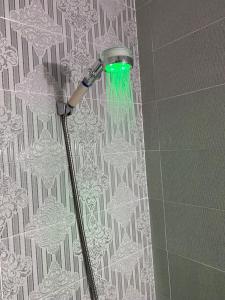a shower with a green light on a wall at Casa Hamburg in Nador