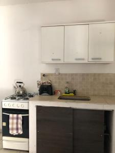 uma cozinha com um fogão e uma bancada em Helenita em Villa Mercedes