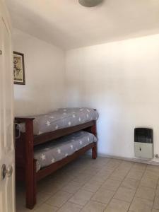 um quarto com uma prateleira com enchimento na parede em Helenita em Villa Mercedes